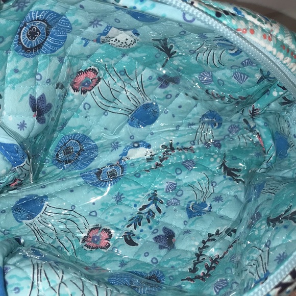 Brand new with tags Vera Bradley Paisley Wave medium makeup bag - Picture 6 of 8